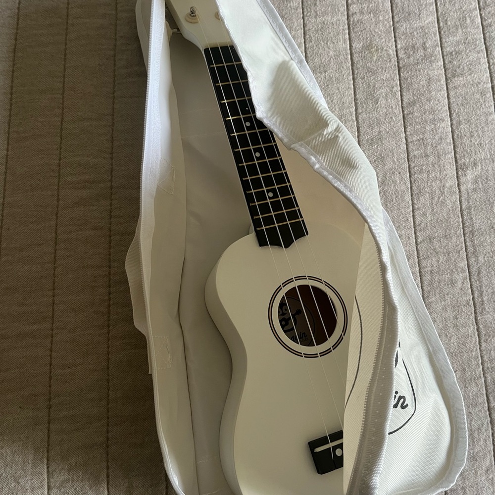 Ukulele. - Picture 3 of 7